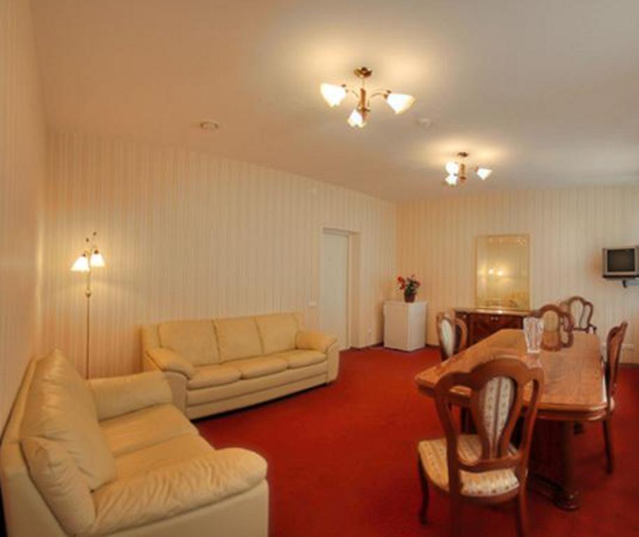 Hotel Krunk Sillamae Bagian luar foto